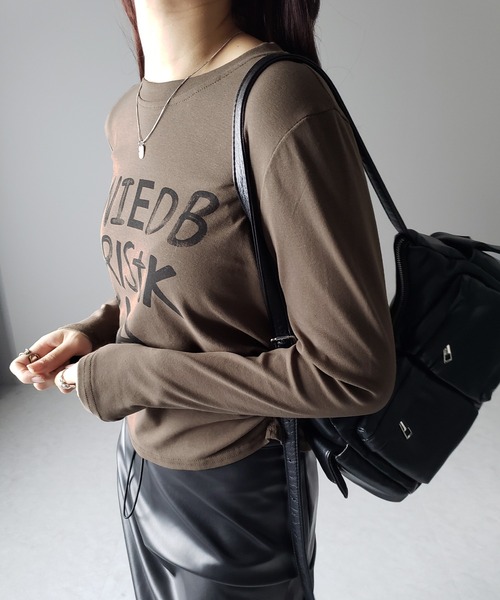 me+em select（ミームセレクト）の「※※【 ４olor 】サイドシャーリングレタリングロゴＴシャツ（Tシャツ/カットソー・レディース・ブラック/グレー/ブラウン/ホワイト・FREE）」の6枚目の写真