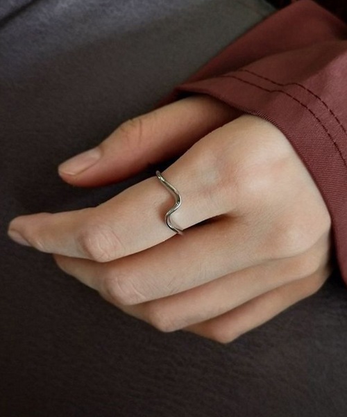 DiamondHearts(ダイヤモンドハーツ)の「ウェーブリング(リング・レディース・ゴールド/シルバー・FREE)」の2枚目の写真