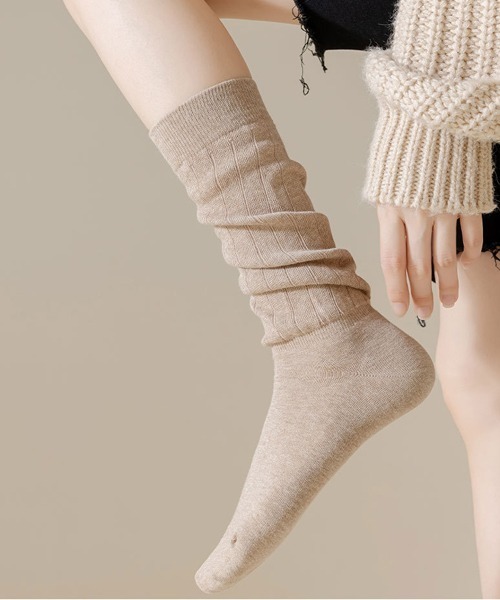 Fun & Daily(ファンアンドデイリー)の「F&D : バルーンルーズソックス(ソックス/靴下・レディース・ベージュ/ホワイト/ブラウン/チャコールグレー/ブルー・FREE)」の4枚目の写真