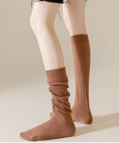 Fun & Daily(ファンアンドデイリー)の「F&D : バルーンルーズソックス(ソックス/靴下・レディース・ベージュ/ホワイト/ブラウン/チャコールグレー/ブルー・FREE)」の3枚目の写真