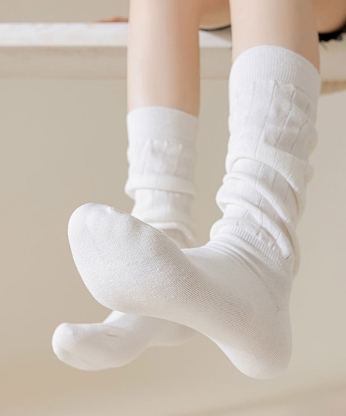 Fun & Daily(ファンアンドデイリー)の「F&D : バルーンルーズソックス(ソックス/靴下・レディース・ベージュ/ホワイト/ブラウン/チャコールグレー/ブルー・FREE)」の2枚目の写真