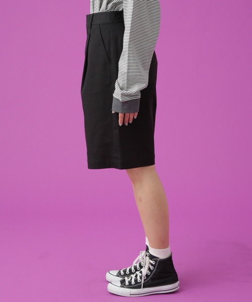 Apo(s)ture(アポスチャー)の「SOFIA-001/チノワンタックショートパンツ(チノパンツ・レディース・ベージュ/ネイビー/ブラック/ホワイト・XS/S/M/L/XL)」の6枚目の写真