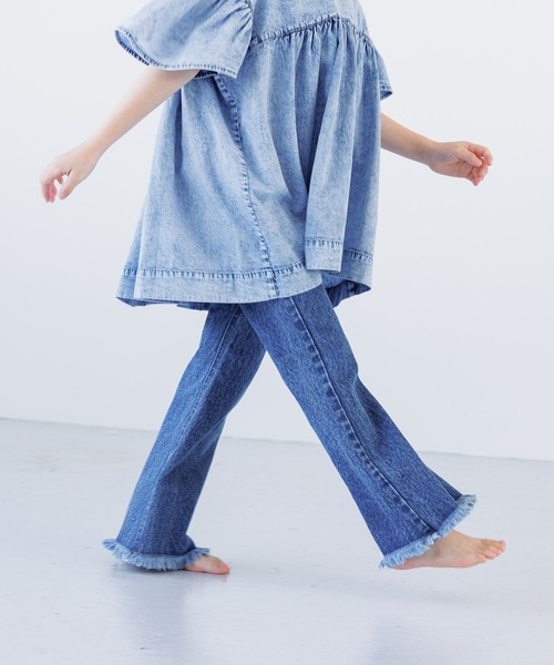 LOWRYS FARM(ローリーズファーム)の「デニムフレアフリンジパンツ 115558(デニムパンツ・キッズ・ブルー/ケミカルウォッシュ・110cm/120cm/130cm/140cm/150cm)」の7枚目の写真