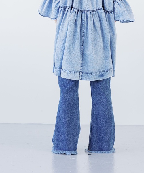 LOWRYS FARM(ローリーズファーム)の「デニムフレアフリンジパンツ 115558(デニムパンツ・キッズ・ブルー/ケミカルウォッシュ・110cm/120cm/130cm/140cm/150cm)」の8枚目の写真
