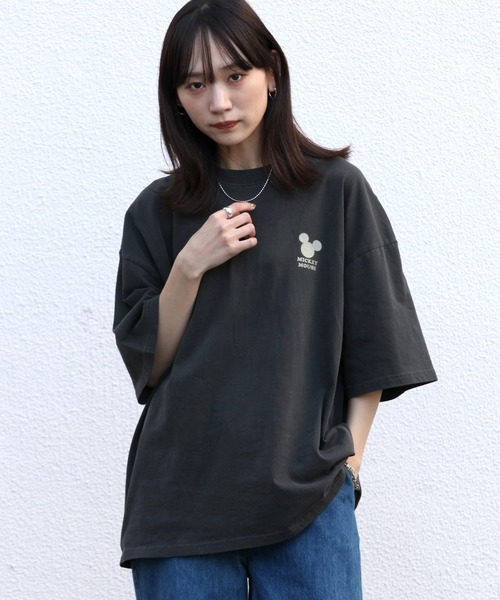 Disney(ディズニー)の「【Disney/ディズニー】ピグメント加工 アートワークデザイン ルーズ 半袖クルーネックTシャツ(Tシャツ/カットソー・メンズ・ブラック系その他2/ブラック系その他・L/M/LL)」の1枚目の写真