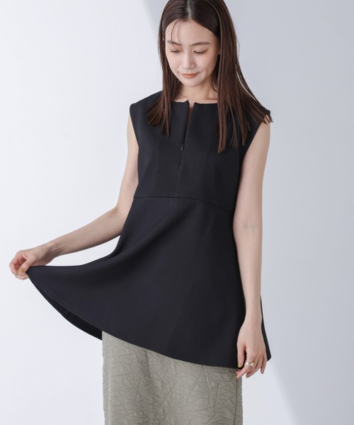 NANO universe(ナノユニバース)の「スリットファスナーノースリーブペプラムトップス(Tシャツ/カットソー・レディース・グレー系その他4/カーキブラウン/ブラック・FREE)」の2枚目の写真