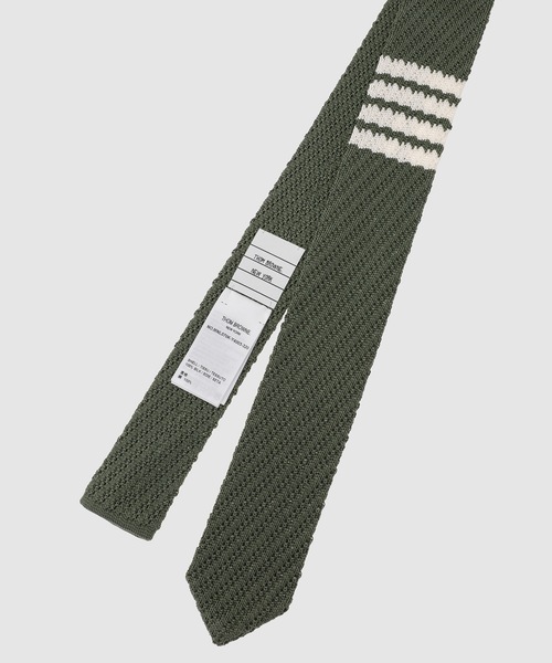 THOM BROWNE（トムブラウン）の「SILK KNIT TIE W/ 4 BAR STRIPES（ネクタイ・メンズ・ダークグリーン・ONE SIZE）」の2枚目の写真