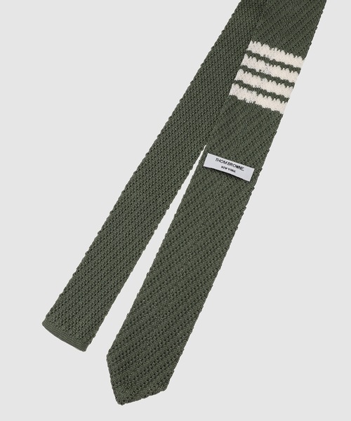 THOM BROWNE（トムブラウン）の「SILK KNIT TIE W/ 4 BAR STRIPES（ネクタイ・メンズ・ダークグリーン・ONE SIZE）」の3枚目の写真