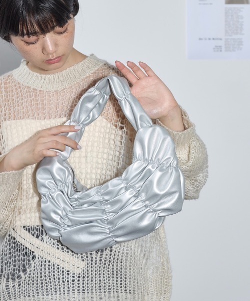 THE YOn（ザヨン）の「シャーリングギャザーワンハンドルバッグ（ハンドバッグ・レディース・アイボリー/ブラック/セージグリーン/シルバー・FREE）」の4枚目の写真