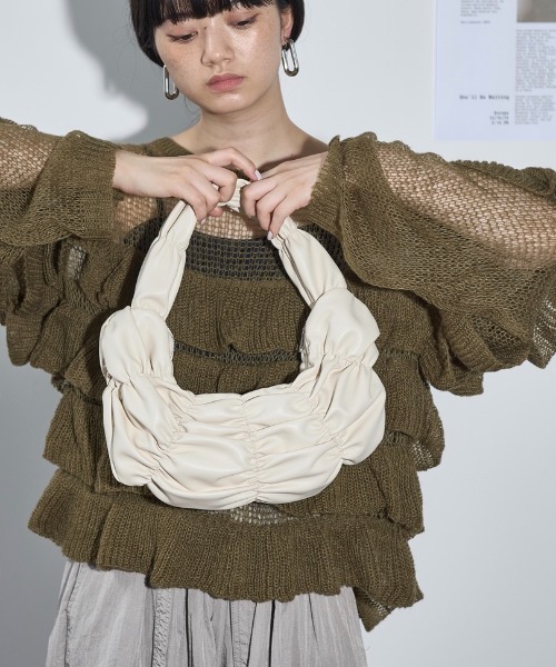 THE YOn（ザヨン）の「シャーリングギャザーワンハンドルバッグ（ハンドバッグ・レディース・アイボリー/ブラック/セージグリーン/シルバー・FREE）」の2枚目の写真