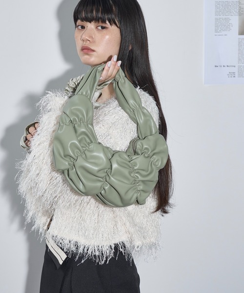 THE YOn（ザヨン）の「シャーリングギャザーワンハンドルバッグ（ハンドバッグ・レディース・アイボリー/ブラック/セージグリーン/シルバー・FREE）」の3枚目の写真