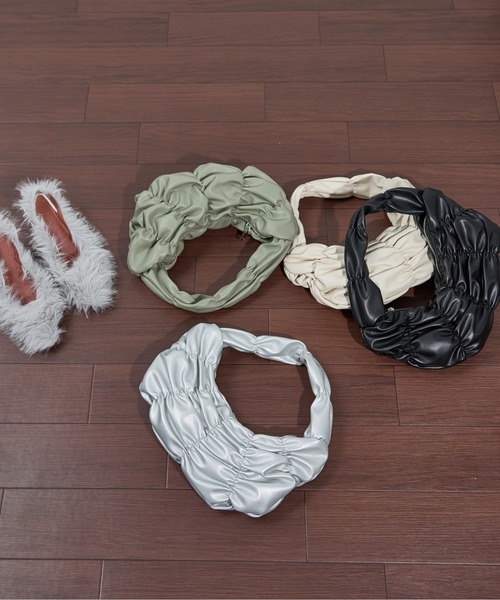 THE YOn（ザヨン）の「シャーリングギャザーワンハンドルバッグ（ハンドバッグ・レディース・アイボリー/ブラック/セージグリーン/シルバー・FREE）」の8枚目の写真