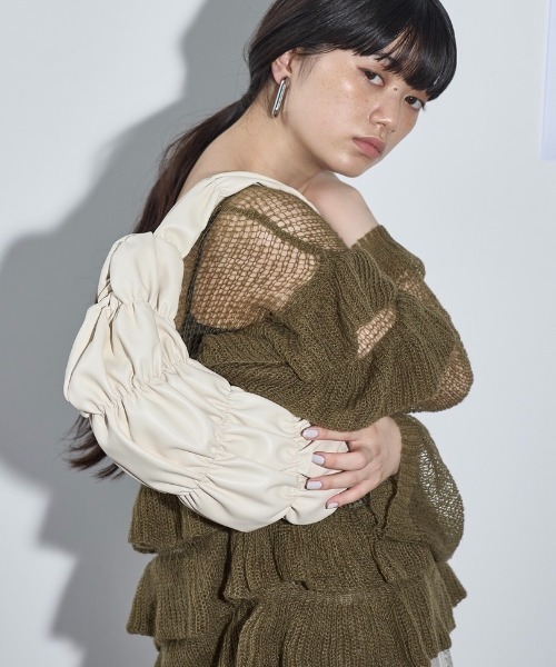 THE YOn（ザヨン）の「シャーリングギャザーワンハンドルバッグ（ハンドバッグ・レディース・アイボリー/ブラック/セージグリーン/シルバー・FREE）」の15枚目の写真