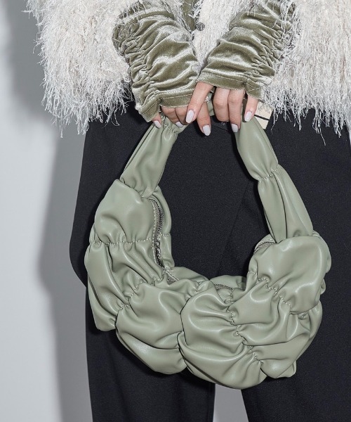 THE YOn（ザヨン）の「シャーリングギャザーワンハンドルバッグ（ハンドバッグ・レディース・アイボリー/ブラック/セージグリーン/シルバー・FREE）」の11枚目の写真