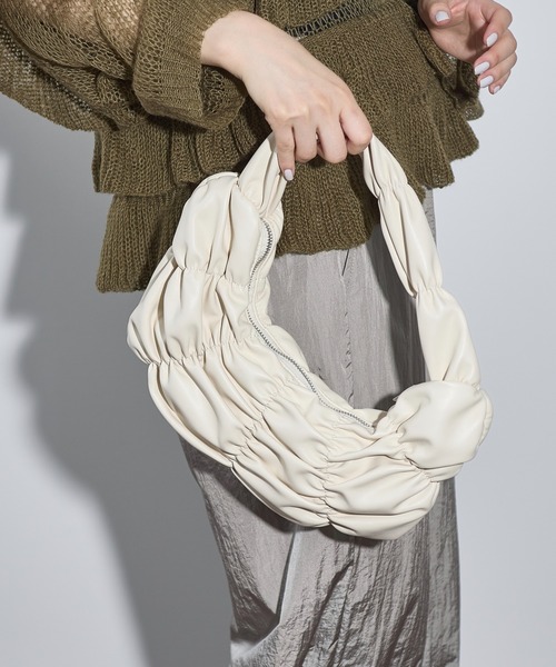THE YOn（ザヨン）の「シャーリングギャザーワンハンドルバッグ（ハンドバッグ・レディース・アイボリー/ブラック/セージグリーン/シルバー・FREE）」の17枚目の写真