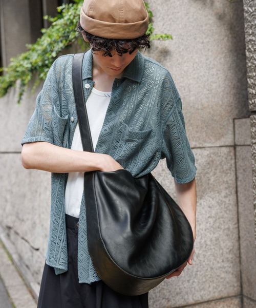 niko and...（ニコアンド）の「フェイクレザーラウンドラージショルダーバッグ（ショルダーバッグ・メンズ・ブラック/ライトグレー・FREE）」の2枚目の写真