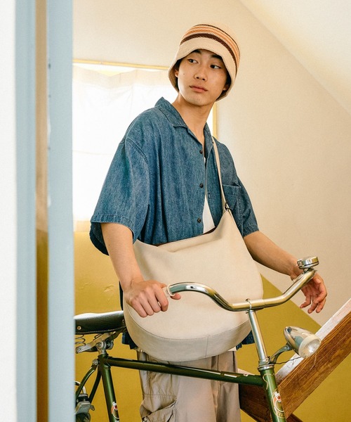 niko and...（ニコアンド）の「フェイクレザーラウンドラージショルダーバッグ（ショルダーバッグ・メンズ・ブラック/ライトグレー・FREE）」の5枚目の写真