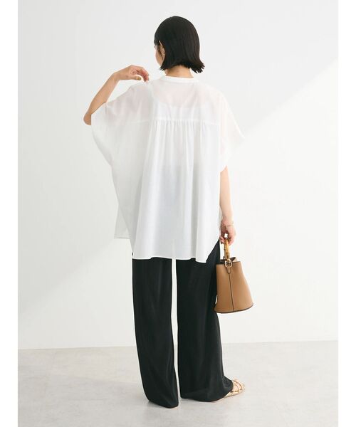 Green Parks(グリーンパークス)の「綿麻混ポンチョ風シャツ(シャツ/ブラウス・レディース・ブラック/グレイッシュベージュ/ブルーグリーン/オフホワイト・FREE)」の15枚目の写真