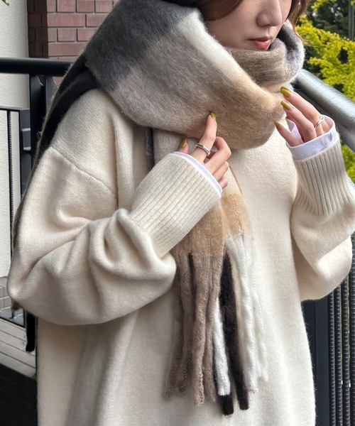 ISOOK（アイスー）の「【ISOOK / アイスー】ふわふわフリンジマフラー  / ボリュームマフラー ストール 無地 チェック柄 レディース アイボリー チャコール ブルー ライトグレー イエロー ブラウン ZOZOTOWN限定（マフラー・レディース・ライトグレー/チャコールグレー/アイボリー/ブルー/イエロー/ブラウン・FREE）」の4枚目の写真