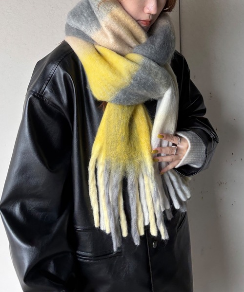 ISOOK（アイスー）の「【ISOOK / アイスー】ふわふわフリンジマフラー  / ボリュームマフラー ストール 無地 チェック柄 レディース アイボリー チャコール ブルー ライトグレー イエロー ブラウン ZOZOTOWN限定（マフラー・レディース・ライトグレー/チャコールグレー/アイボリー/ブルー/イエロー/ブラウン・FREE）」の6枚目の写真
