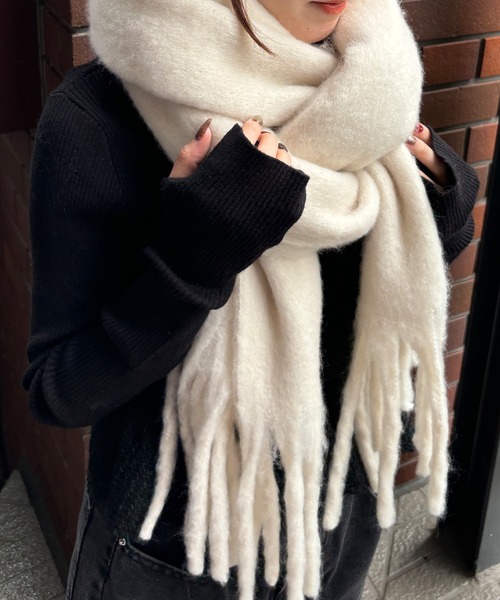 ISOOK（アイスー）の「【ISOOK / アイスー】ふわふわフリンジマフラー  / ボリュームマフラー ストール 無地 チェック柄 レディース アイボリー チャコール ブルー ライトグレー イエロー ブラウン ZOZOTOWN限定（マフラー・レディース・ライトグレー/チャコールグレー/アイボリー/ブルー/イエロー/ブラウン・FREE）」の2枚目の写真