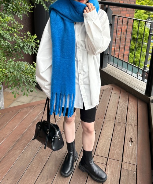 ISOOK（アイスー）の「【ISOOK / アイスー】ふわふわフリンジマフラー  / ボリュームマフラー ストール 無地 チェック柄 レディース アイボリー チャコール ブルー ライトグレー イエロー ブラウン ZOZOTOWN限定（マフラー・レディース・ライトグレー/チャコールグレー/アイボリー/ブルー/イエロー/ブラウン・FREE）」の9枚目の写真