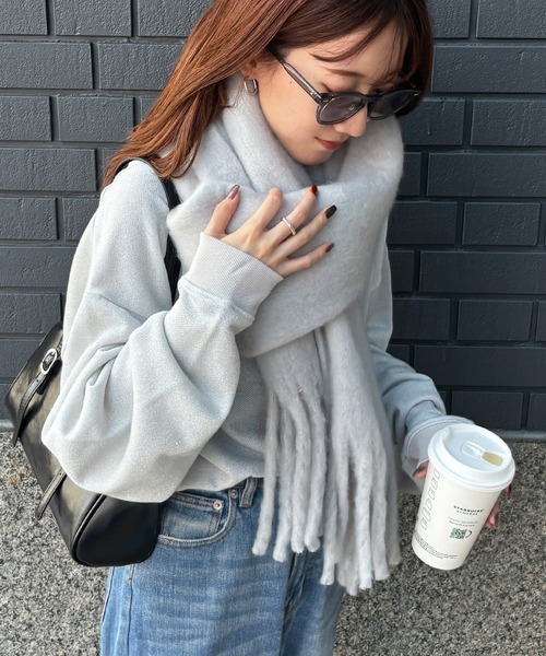 ISOOK（アイスー）の「【ISOOK / アイスー】ふわふわフリンジマフラー  / ボリュームマフラー ストール 無地 チェック柄 レディース アイボリー チャコール ブルー ライトグレー イエロー ブラウン ZOZOTOWN限定（マフラー・レディース・ライトグレー/チャコールグレー/アイボリー/ブルー/イエロー/ブラウン・FREE）」の10枚目の写真