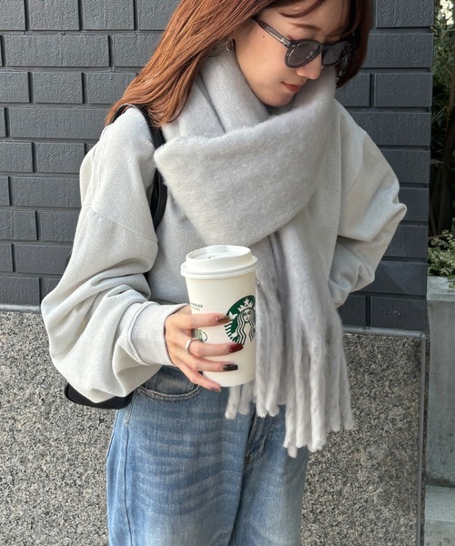 ISOOK（アイスー）の「【ISOOK / アイスー】ふわふわフリンジマフラー  / ボリュームマフラー ストール 無地 チェック柄 レディース アイボリー チャコール ブルー ライトグレー イエロー ブラウン ZOZOTOWN限定（マフラー・レディース・ライトグレー/チャコールグレー/アイボリー/ブルー/イエロー/ブラウン・FREE）」の21枚目の写真