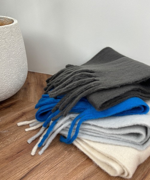 ISOOK（アイスー）の「【ISOOK / アイスー】ふわふわフリンジマフラー  / ボリュームマフラー ストール 無地 チェック柄 レディース アイボリー チャコール ブルー ライトグレー イエロー ブラウン ZOZOTOWN限定（マフラー・レディース・ライトグレー/チャコールグレー/アイボリー/ブルー/イエロー/ブラウン・FREE）」の18枚目の写真