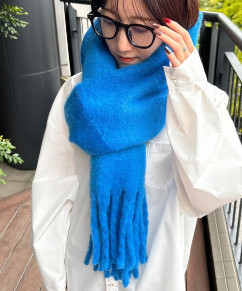 ISOOK（アイスー）の「【ISOOK / アイスー】ふわふわフリンジマフラー  / ボリュームマフラー ストール 無地 チェック柄 レディース アイボリー チャコール ブルー ライトグレー イエロー ブラウン ZOZOTOWN限定（マフラー・レディース・ライトグレー/チャコールグレー/アイボリー/ブルー/イエロー/ブラウン・FREE）」の8枚目の写真