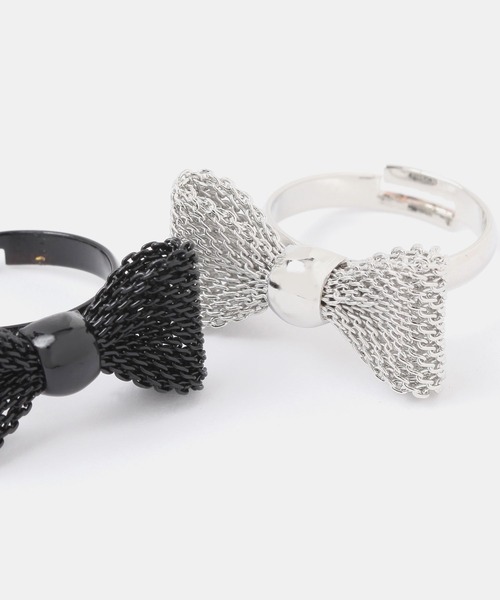 FOREVER 21（フォーエバー トゥエンティーワン）の「3Dリボンリング（リング・レディース・ブラック/シルバー・FREE）」の4枚目の写真