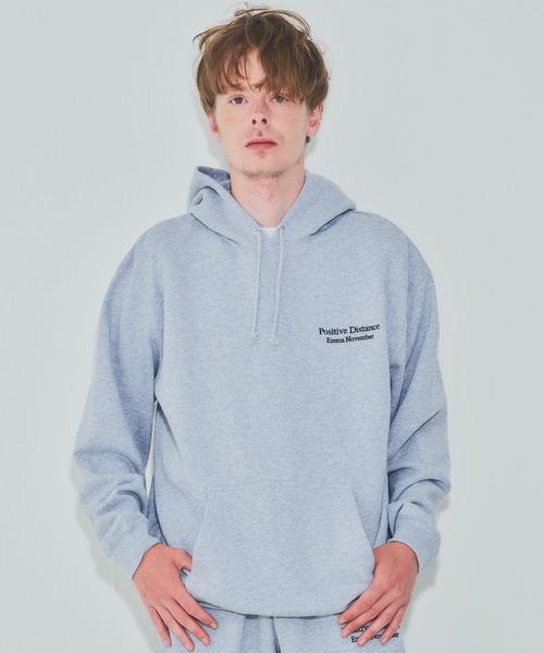 EMMA NOVEMBER (エマノーヴェンバー)の「Embroidery スウェット フーディー(パーカー・メンズ・ブラック/グレー・3/2/1)」の2枚目の写真