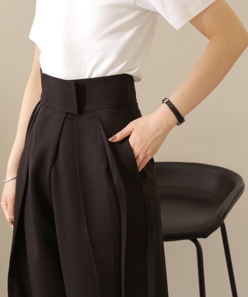 LAULEN（ローレン）の「tuck wide curved pants /ハイウエスト タック カーブ ワイド パンツ（スラックス・レディース・ベージュ/ブラック・FREE）」の11枚目の写真