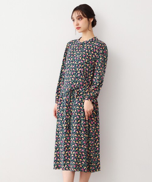 LAURA ASHLEY(ローラアシュレイ)の「【ジャージ素材/洗える/同柄アイテムあり】ポリアンサス柄ワンピース(ワンピース・レディース・グレー系5/ネイビー系・40/38)」の1枚目の写真