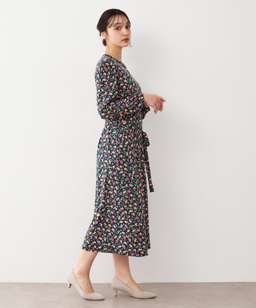 LAURA ASHLEY(ローラアシュレイ)の「【ジャージ素材/洗える/同柄アイテムあり】ポリアンサス柄ワンピース(ワンピース・レディース・グレー系5/ネイビー系・40/38)」の4枚目の写真