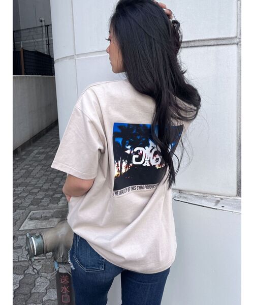GYDA(ジェイダ)の「Symmetry GYDA back photo Tシャツ(Tシャツ/カットソー・レディース・ベージュ/オフホワイト/ブラック・FREE)」の4枚目の写真