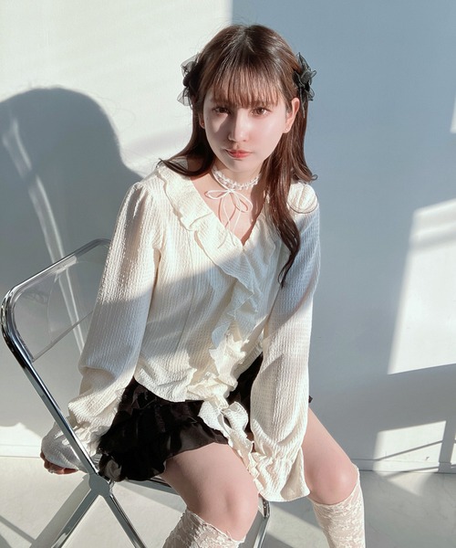 AS KNOW AS plus(アズノゥアズプラス)の「●フリルデザインブラウス(シャツ/ブラウス・レディース・アイボリー/ブラック/サックスブルー・FREE)」の2枚目の写真