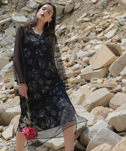 Callarus(カラルス)の「チュール使いフラワープリントワンピースドレス〔Callarus〕(ドレス・レディース・ブラウン/ブラック/グレー・S/LL/M/L/3L)」の1枚目の写真