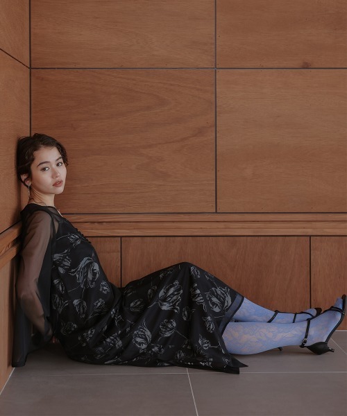 Callarus(カラルス)の「チュール使いフラワープリントワンピースドレス〔Callarus〕(ドレス・レディース・ブラウン/ブラック/グレー・S/LL/M/L/3L)」の4枚目の写真