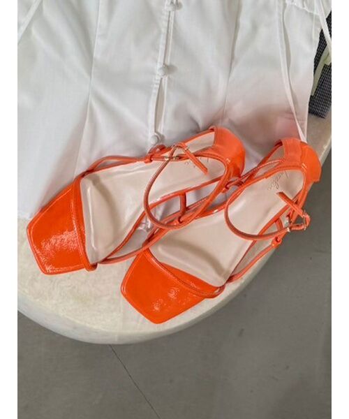 dazzlin(ダズリン)の「シンプルストラップサンダル(サンダル・レディース・オフホワイト/グリーン/オレンジ/ブラック・MEDIUM/LARGE)」の4枚目の写真