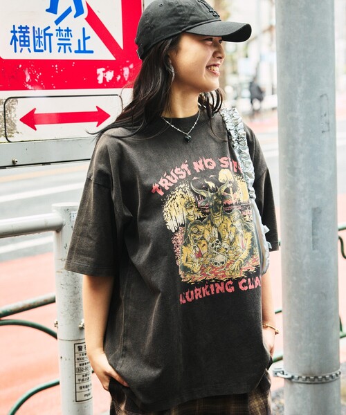 LURKING CLASS（ラーキングクラス）の「限定展開 LURKING CLASS×FREAK'S STORE/ラーキングクラス 別注 ヴィンテージ加工 プリント Tシャツ / TRUST NO SUIT（Tシャツ/カットソー・メンズ・ブラック・LARGE/MEDIUM/X-LARGE）」の15枚目の写真