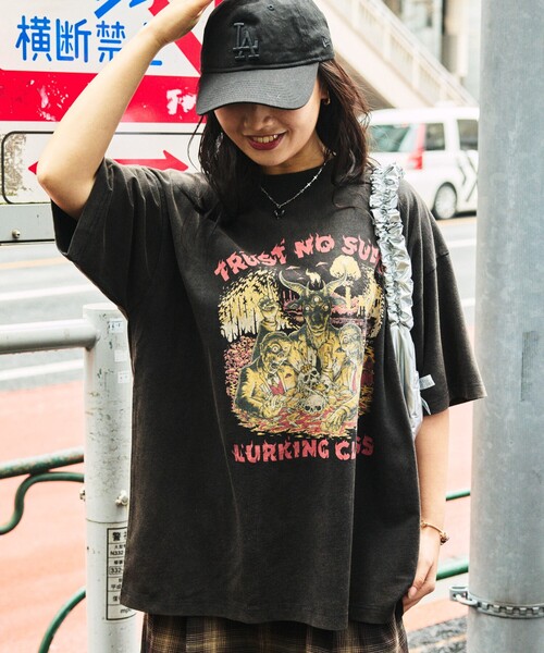 LURKING CLASS（ラーキングクラス）の「限定展開 LURKING CLASS×FREAK'S STORE/ラーキングクラス 別注 ヴィンテージ加工 プリント Tシャツ / TRUST NO SUIT（Tシャツ/カットソー・メンズ・ブラック・LARGE/MEDIUM/X-LARGE）」の16枚目の写真