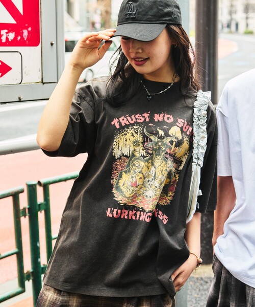 LURKING CLASS（ラーキングクラス）の「限定展開 LURKING CLASS×FREAK'S STORE/ラーキングクラス 別注 ヴィンテージ加工 プリント Tシャツ / TRUST NO SUIT（Tシャツ/カットソー・メンズ・ブラック・LARGE/MEDIUM/X-LARGE）」の6枚目の写真