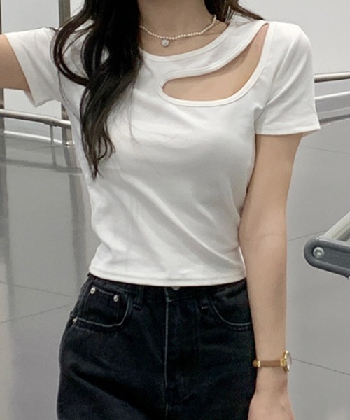 ALTROSE（アルトローズ）の「韓国 デコルテ トップス カットアウト Y2K（Tシャツ/カットソー・レディース・ブラック/ホワイト・FREE）」の8枚目の写真
