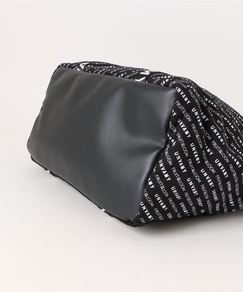FRUIT OF THE LOOM(フルーツオブザルーム)の「FTL LOGO PATTERN TOTE BAG / トートバッグ 多機能 大容量 A4サイズ収納可 / ユニセックス ジェンダーレス(トートバッグ・メンズ・ブラック/ホワイト・FREE)」の4枚目の写真