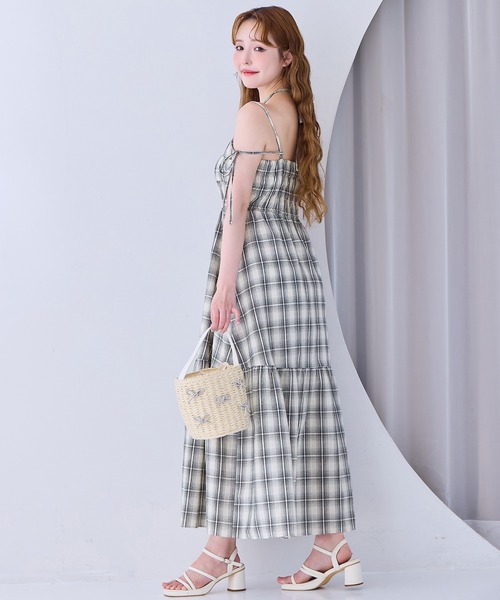 one after another NICE CLAUP(ワンアフターアナザーナイスクラップ)の「シャーリングキャミワンピース(ワンピース・レディース・アイボリー/ネイビー/ホワイト×ブラック/ブラック・FREE)」の22枚目の写真