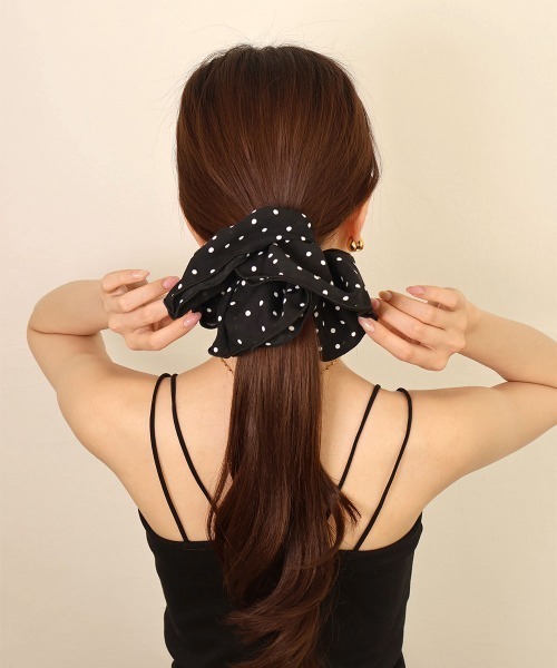 CEMONEMO（セモネモ）の「ドット パイピング フリル シュシュ（シュシュ・レディース・ブラック/アイボリー・FREE）」の5枚目の写真