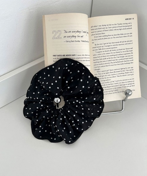 CEMONEMO（セモネモ）の「ドット パイピング フリル シュシュ（シュシュ・レディース・ブラック/アイボリー・FREE）」の10枚目の写真