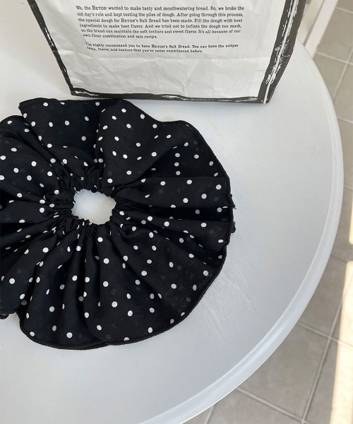 CEMONEMO（セモネモ）の「ドット パイピング フリル シュシュ（シュシュ・レディース・ブラック/アイボリー・FREE）」の11枚目の写真