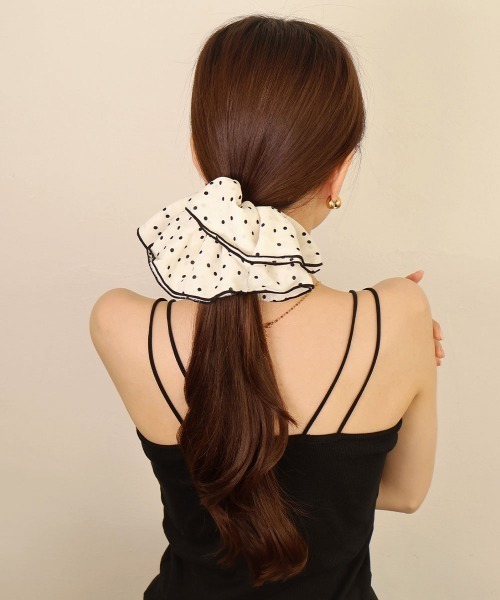 CEMONEMO（セモネモ）の「ドット パイピング フリル シュシュ（シュシュ・レディース・ブラック/アイボリー・FREE）」の15枚目の写真